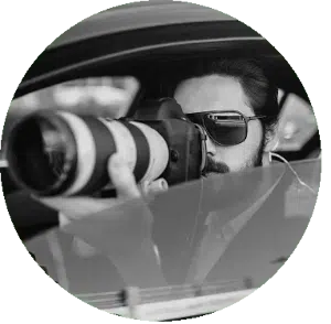 Detective de Sant Feliu de Llobregat haciendo fotografías desde un vehículo camuflado
