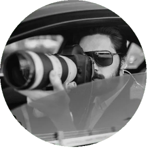 Detective de Tarragona haciendo fotografías desde un vehículo camuflado